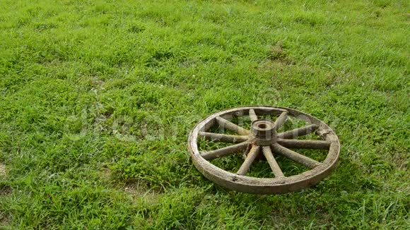 草地上有两个旧马车轮视频的预览图