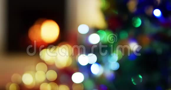 家里的圣诞装饰品视频的预览图