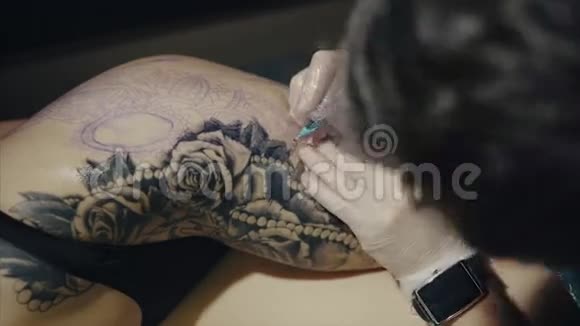 手套上纹身图案的纹身艺术家的特写视频的预览图