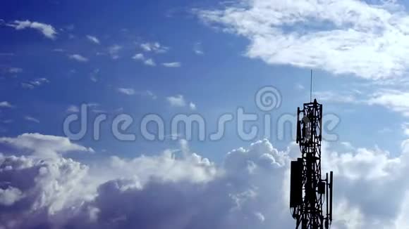 带网络塔的炽热蓝天上的云视频的预览图