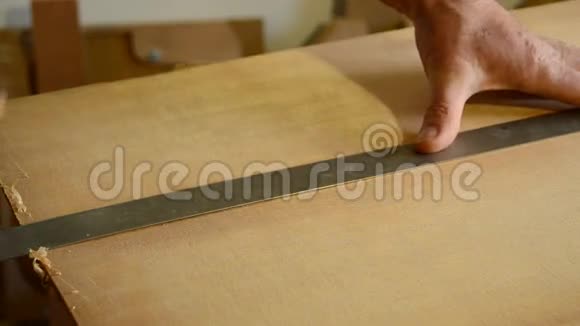 木匠或工匠在餐桌上做记号视频的预览图