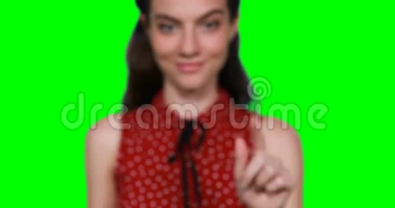 假装触摸隐形显示器的女人视频的预览图