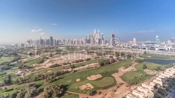 迪拜码头摩天大楼和高尔夫球场上午时间迪拜阿拉伯联合酋长国视频的预览图
