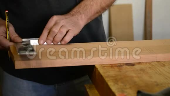 木匠或工匠在餐桌上做记号视频的预览图