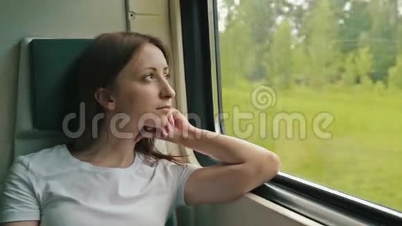 一位年轻女子望着火车的窗外视频的预览图