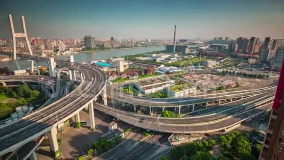 日落上海城顶路交叉口大桥景观4k中国视频的预览图