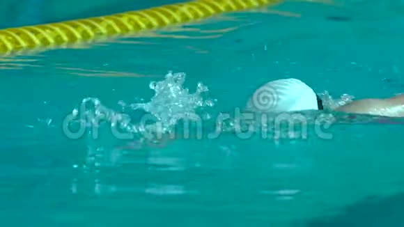 专业游泳运动员在水上游泳池练习视频的预览图