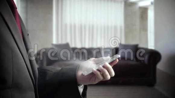 在客厅里使用智能手机的商人视频的预览图
