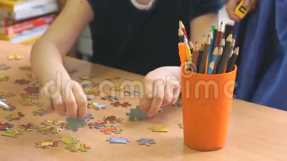 幼儿玩智力游戏收集拼图视频的预览图