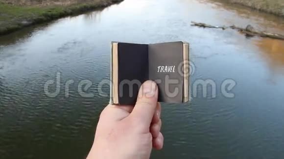 旅行的想法旅行者拿着一本带文字的书视频的预览图