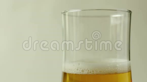 把啤酒倒进白底玻璃杯里视频的预览图