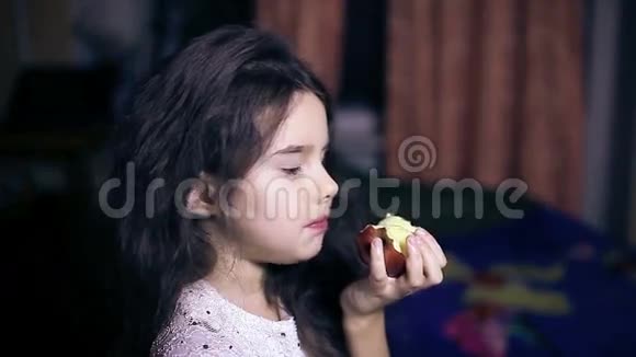 少女吃苹果咬健康视频的预览图