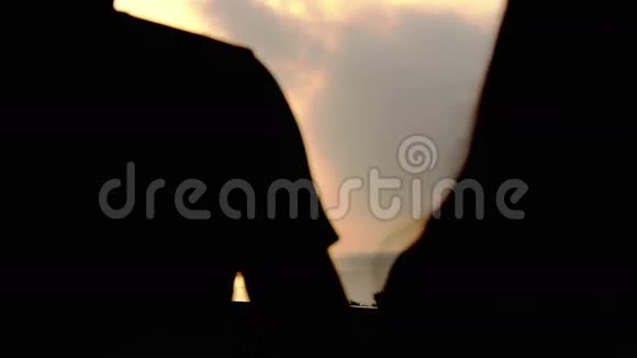 日落阳台上一对爱的情侣剪影视频的预览图