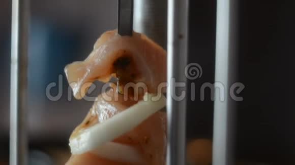 电烤肉串烹饪视频的预览图