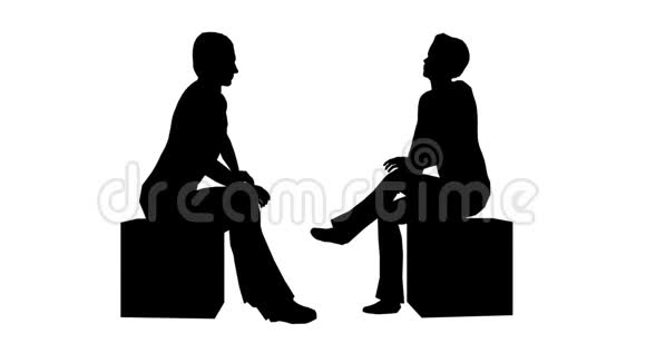 两个人坐在白色的地上说话视频的预览图