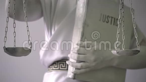 穿着石像服装的女人一只手握着天平的白色背景上的正义女神Femida视频的预览图