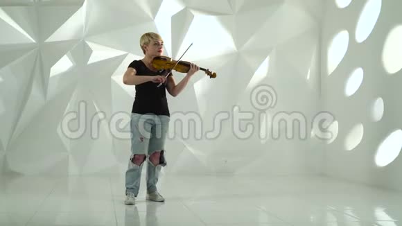 小提琴家在白音室用小提琴演奏音乐作品视频的预览图