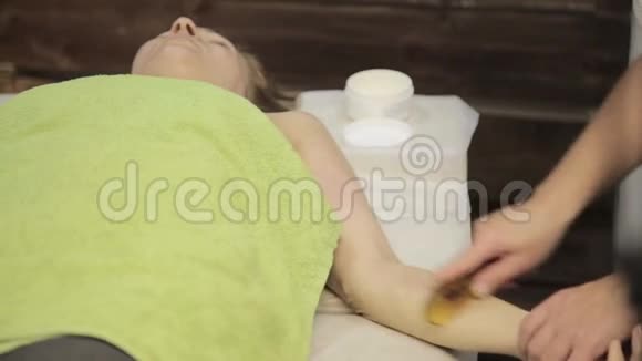 按摩刮刀按摩师在女性脸上做穴位按压中国替代疗法视频的预览图