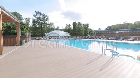 公共游泳池视频的预览图