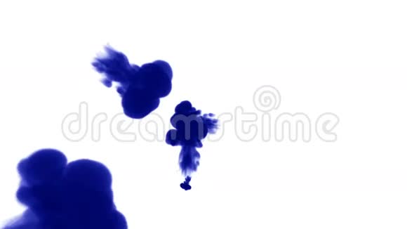 大量的孤立的蓝色墨水注入蓝墨水在水中冒泡慢镜头使用墨水视频的预览图