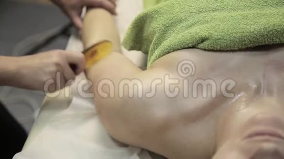 按摩刮刀按摩师在女性脸上做穴位按压中国替代疗法视频的预览图