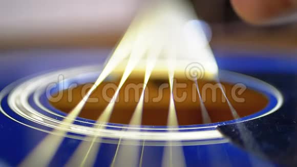 振动弦在声学吉他上的缓慢运动慢动作视频的预览图