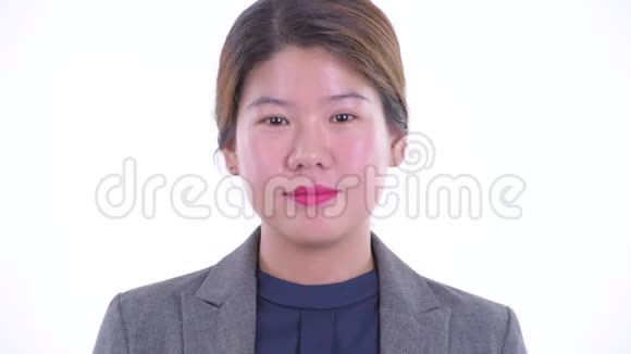 年轻漂亮的亚洲女商人脸上洋溢着笑容视频的预览图