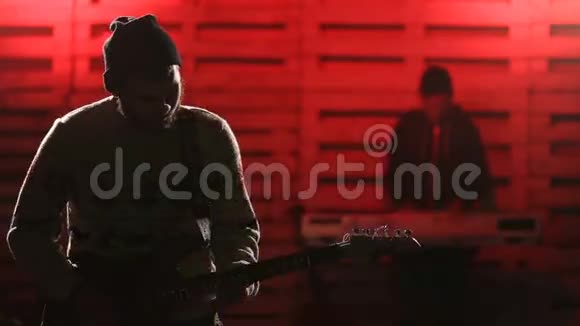 摇滚乐队在舞台上表演音乐视频的预览图