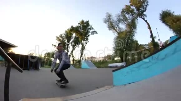 在滑板公园玩滑板的年轻人视频的预览图