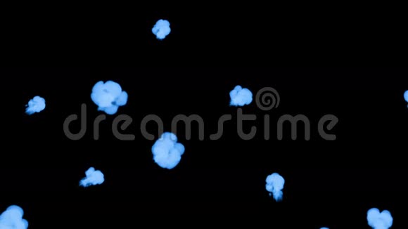 许多流动的荧光蓝墨水或烟雾隔离在黑色的缓慢运动水中的彩色卷发使用墨水视频的预览图