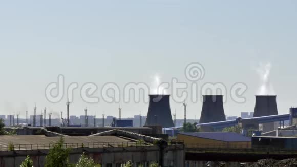 工厂管道烟囱冒烟视频的预览图