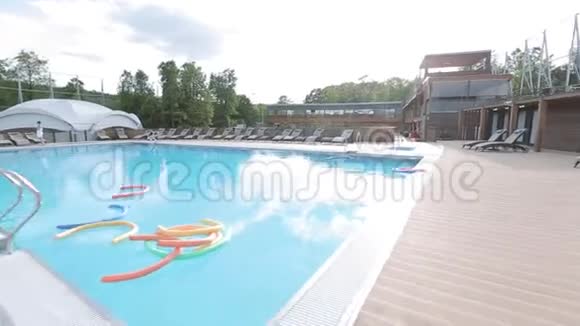 公共游泳池视频的预览图