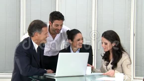 微笑的商业团队工作视频的预览图