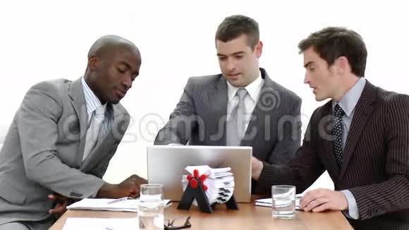 三个商人用手提电脑开会视频的预览图