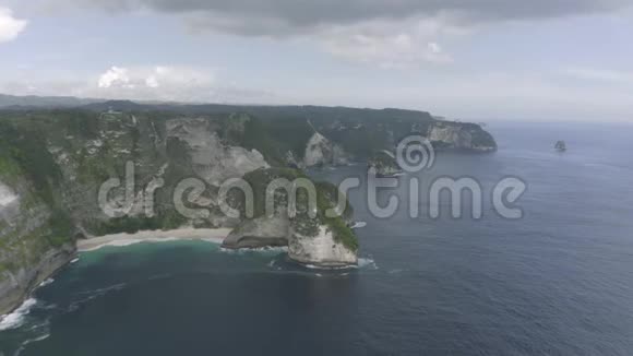 印度尼西亚NusaPenida岛附近的Keling海滩巴厘岛无人驾驶飞机4K视频的预览图