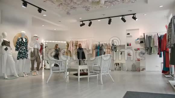 时尚女性在精品店购物视频的预览图