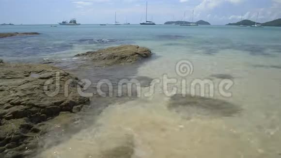 美丽的岩石和沙滩与清澈的水下多云的蓝天奥永湾在安达曼海视频的预览图