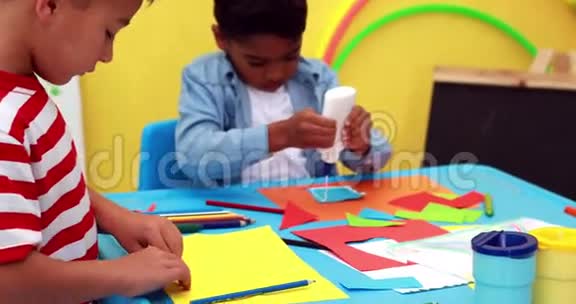 可爱的小男孩在教室里玩艺术视频的预览图