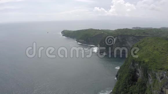 印度尼西亚NusaPenida岛附近的Keling海滩巴厘岛无人驾驶飞机4K视频的预览图