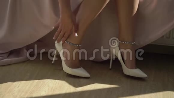 新娘穿上结婚鞋视频的预览图