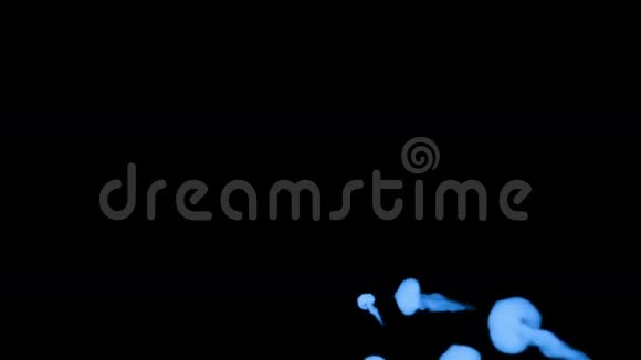 许多流动的荧光蓝墨水或烟雾隔离在黑色的缓慢运动颜色混合在水中使用墨水视频的预览图