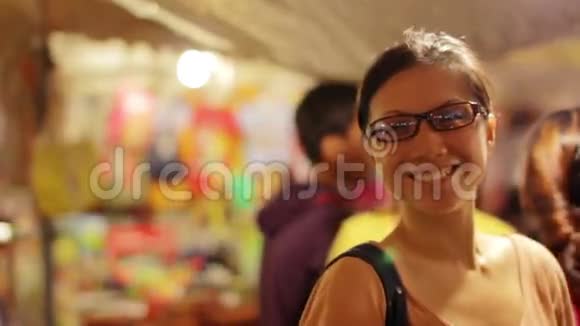 中国女青年在亚洲夜市购物视频的预览图