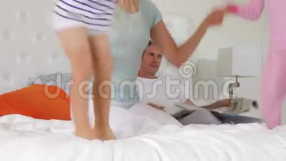 孩子们在父母的床上蹦蹦跳跳视频的预览图