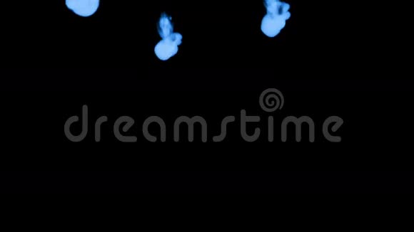 许多流动的荧光蓝墨水或烟雾隔离在黑色的缓慢运动蓝色颜料混合在水中用途视频的预览图
