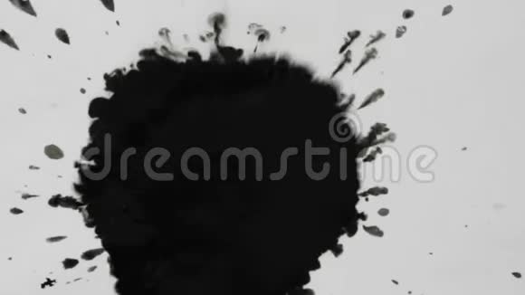 黑白效果与一滴墨水1920x1080视频的预览图