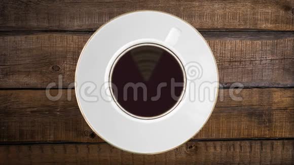 白咖啡杯加黑咖啡以Wifi网络级别符号的形式在咖啡上编织视频的预览图
