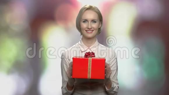 年轻女子送礼盒的肖像视频的预览图