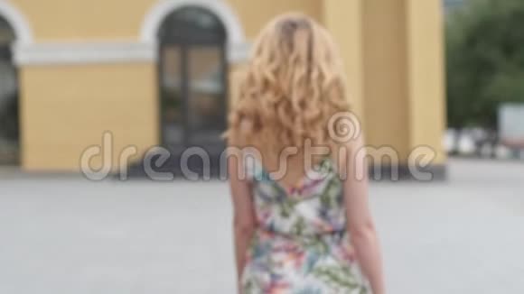 阳光明媚的一天年轻漂亮的时尚女孩在夏天的城市街道上摆姿势视频的预览图