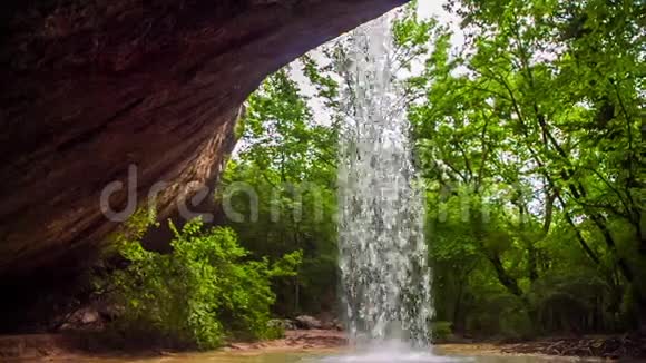 野生克里米亚森林中的山河瀑布视频的预览图