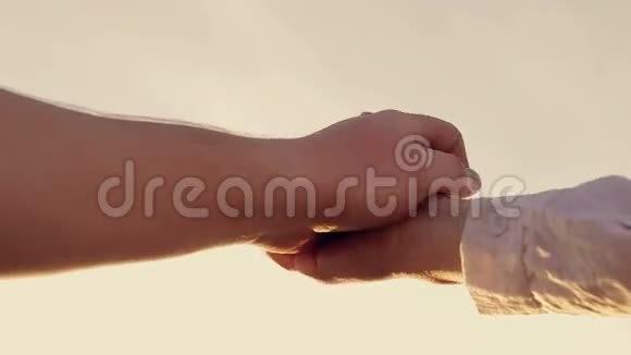 日落时分男人和女人的手视频的预览图